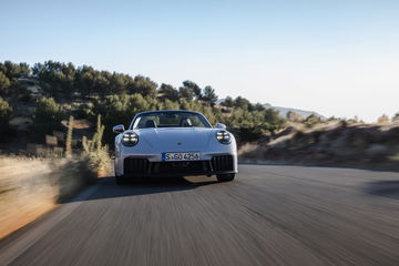 Vista en acción del Porsche 911 GTS T-Hybrid mostrando su estilizada zaga y perfil