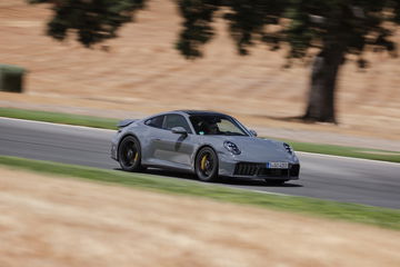 Porsche 911 GTS T-Hybrid en acción, vista lateral dinámica.