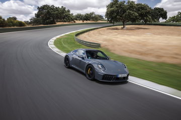 Vista dinámica del Porsche 911 GTS T-Hybrid rodando en pista.