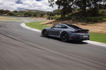 El Porsche 911 GTS T-Hybrid 2024 exhibiendo su elegante perfil en pista.