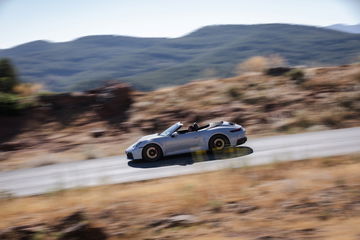 Porsche 911 GTS T-Hybrid en dinámica lateral, potencia y estilo fusionados.