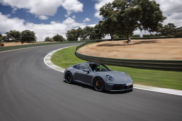 Vista dinámica del Porsche 911 GTS T-Hybrid rodando en circuito.