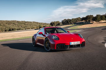 Vista dinámica del Porsche 911 GTS T-Hybrid en acción