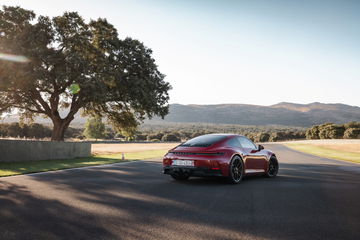 Vista dinámica del Porsche 911 con énfasis en su línea trasera.