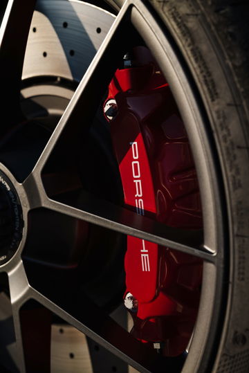 Potente sistema de frenado del Porsche 911, con pinzas en rojo icónico.