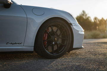 Vista lateral del Porsche 911 GTS T-Hybrid mostrando su elegante silueta.