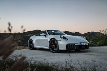 El Porsche 911 GTS T-Hybrid demuestra poderío y estilo en esta toma lateral.