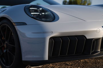 Vista lateral que resalta la musculatura del Porsche 911 GTS T-Hybrid.