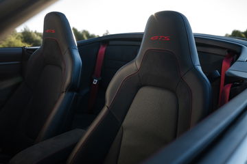 Asientos deportivos en cuero con contrastes rojos del Porsche 911 GTS T-Hybrid.
