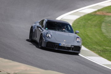 Porsche 911 GTS T-Hybrid en dinámica lateral muestra su línea deportiva.