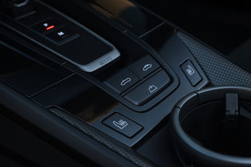Vista cercana de la consola central del Porsche 911 T-Hybrid.