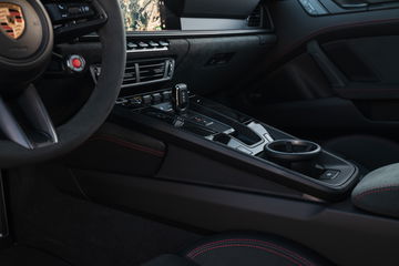 Vista lateral detallada del habitáculo del Porsche 911 GTS T-Hybrid.