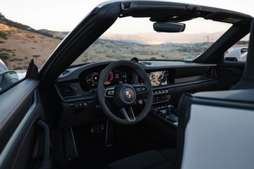 Vista lateral interior Porsche 911 con enfoque en diseño y acabados