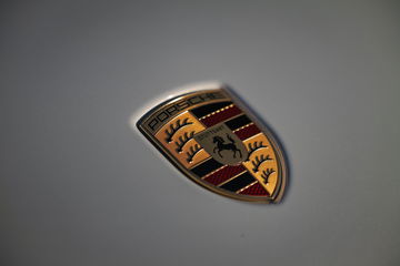 Imagen detallada del emblema Porsche, símbolo de deportividad e innovación.