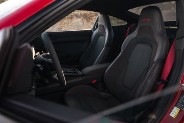 Habitáculo del Porsche 911 GTS T-Hybrid que irradia deportividad.