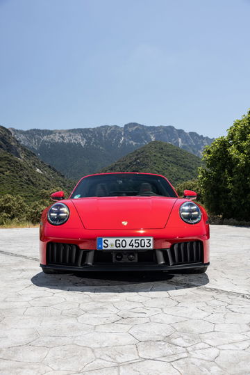 Vista frontal del Porsche 911 GTS T-Hybrid, imponente y listo para rodar.