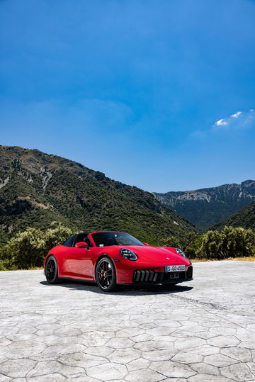 Vista frontal y lateral del Porsche 911 GTS T-Hybrid con imponente diseño