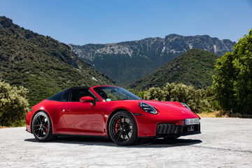Vista lateral del Porsche 911 GTS T-Hybrid, mostrando su diseño aerodinámico.