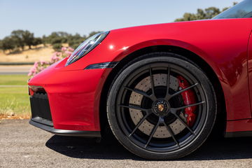 Vista en detalle de las llantas y parte delantera del Porsche 911 GTS T-Hybrid.