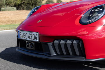 Vista parcial frontal del Porsche 911 GTS T-Hybrid, enfocando la parrilla.