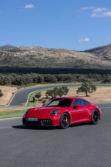 Vista lateral delantera del Porsche 911 GTS T-Hybrid en carretera