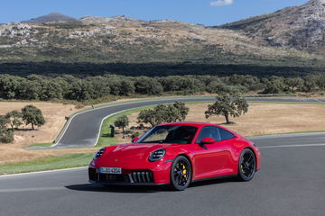Nuevo Porsche 911 GTS T-Hybrid en acción, combinando elegancia y potencia.