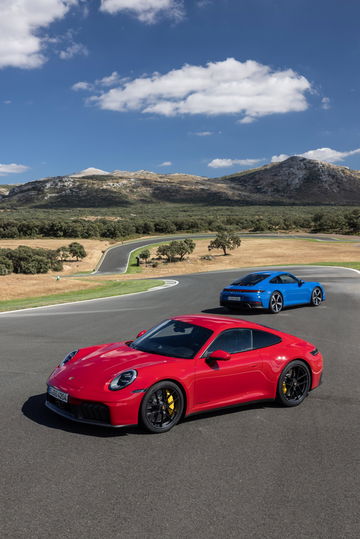 Vista dinámica del Porsche 911 GTS T-Hybrid en carretera