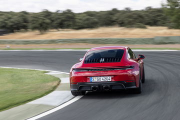 Porsche 911 GTS T-Hybrid mostrando su dinámica en pista.