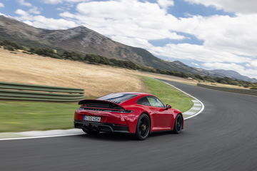 Vista dinámica del Porsche 911 GTS T-Hybrid evidenciando su deportividad.