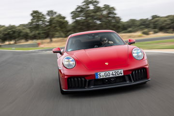 Vista dinámica del Porsche 911 GTS T-Hybrid en carretera