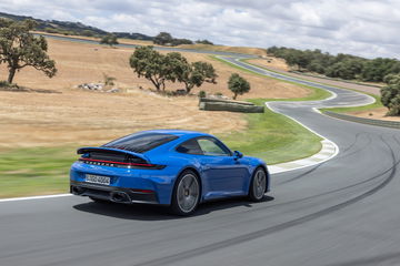 Dinamismo puro del Porsche 911 GTS T-Hybrid en acción