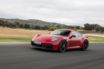 Visión dinámica del Porsche 911 GTS T-Hybrid en pista
