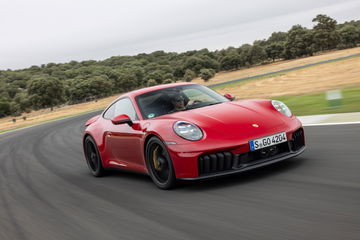 El Porsche 911 GTS T-Hybrid 2024 despliega potencia en la pista.