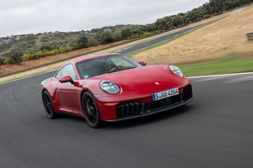 El Porsche 911 GTS T-Hybrid muestra su poderío y diseño en acción