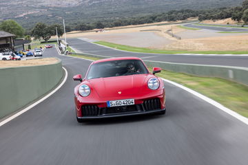 Vista dinámica del Porsche 911 GTS T-Hybrid en pista, impecable estampa deportiva.