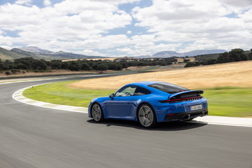 Vista dinámica del Porsche 911 GTS T-Hybrid rodando en circuito.