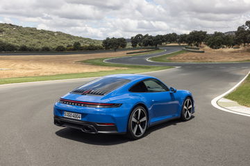 Vista dinámica del Porsche 911 evidenciando su icónica silueta.