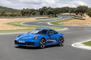 Vista dinámica del Porsche 911 GTS T-Hybrid en pista.