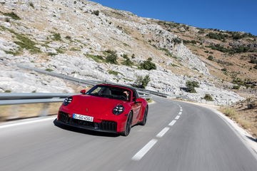 Porsche 911 GTS T-Hybrid mostrando su dinamismo en carretera