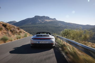 Vista dinámica del Porsche 911 GTS T-Hybrid en carretera