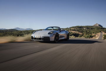 Vista dinámica del Porsche 911 GTS T-Hybrid en carretera