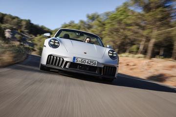 Vista dinámica del Porsche 911 GTS T-Hybrid en carretera