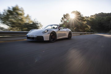 Vista dinámica del Porsche 911 GTS T-Hybrid rodando en carretera
