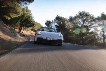 Vista dinámica del Porsche 911 GTS T-Hybrid desafiando las curvas.