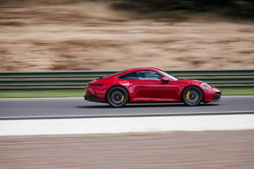 Dinamismo en estado puro del nuevo Porsche 911 GTS T-Hybrid en pista.