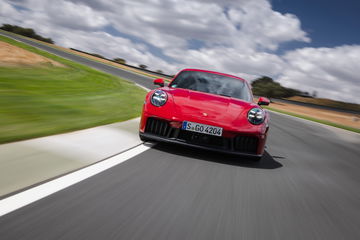Porsche 911 GTS T-Hybrid mostrando su dinámico perfil en pista.