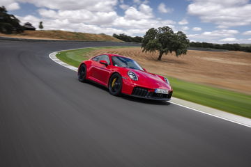 Porsche 911 GTS T-Hybrid en acción, dinamismo puro en pista.