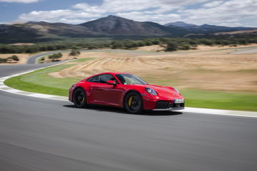 Vista lateral del Porsche 911 GTS T-Hybrid en pista