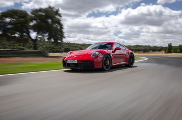 Vista lateral dinámica del Porsche 911 GTS T-Hybrid en circuito