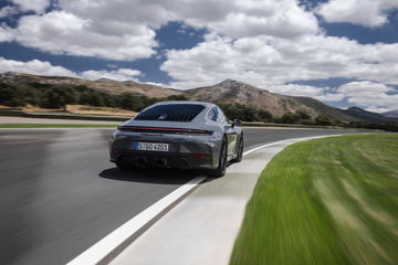 Vista dinámica del Porsche 911 GTS T-Hybrid, enfatizando su silueta trasera y lateral.
